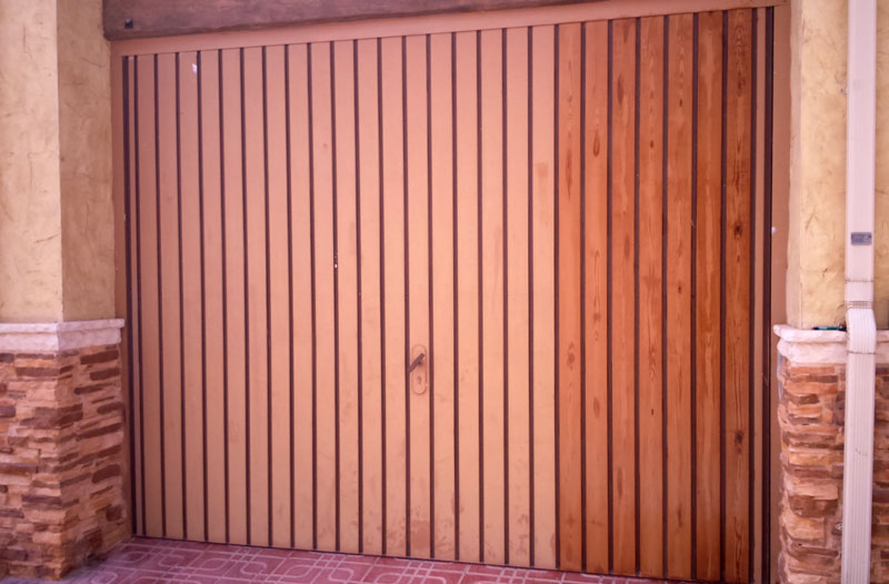 Imitaciones en madera al restaurar una puerta metálica